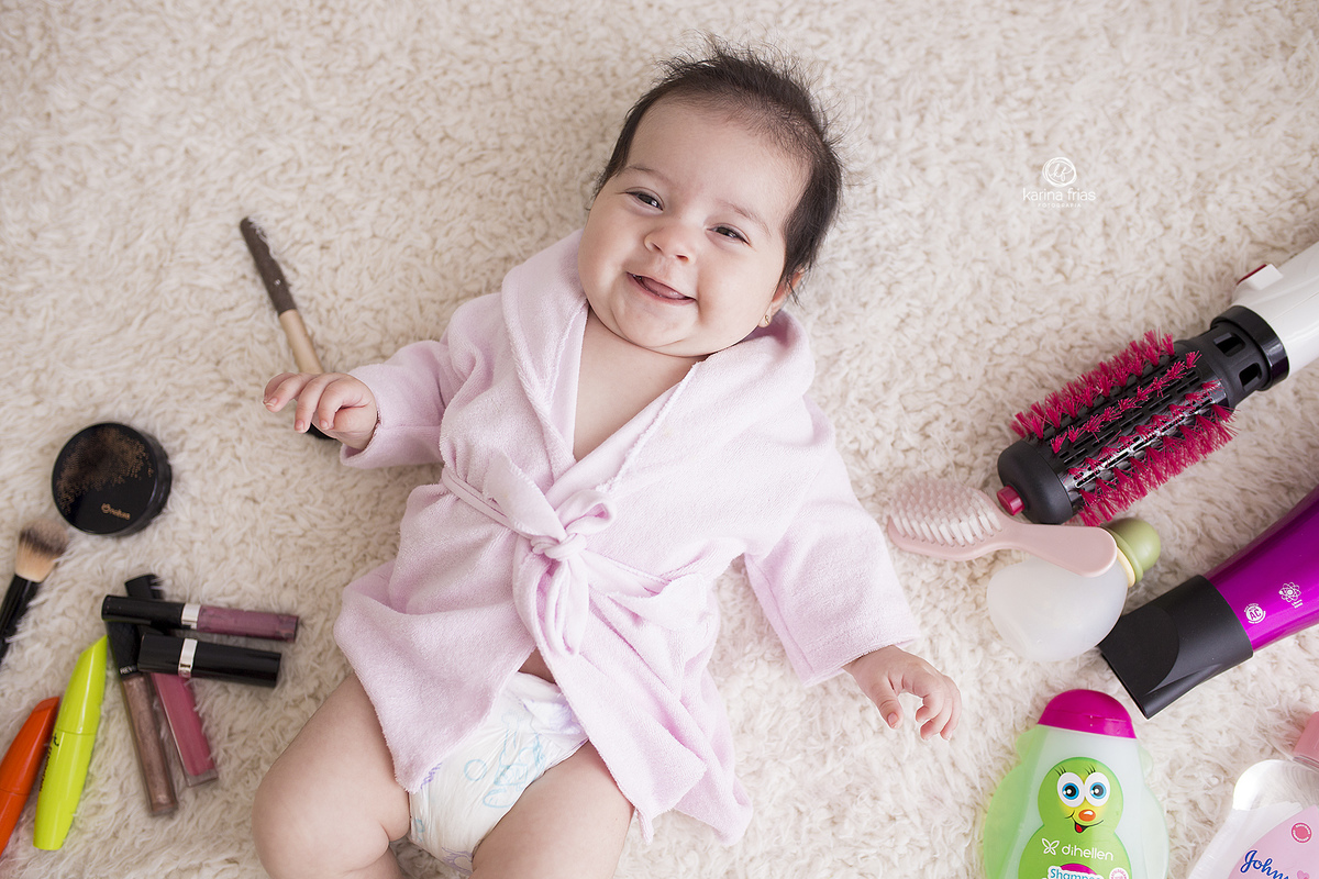 no acompanhamento mensal, a menina olha para a fotografa de bebes de caxias do sul