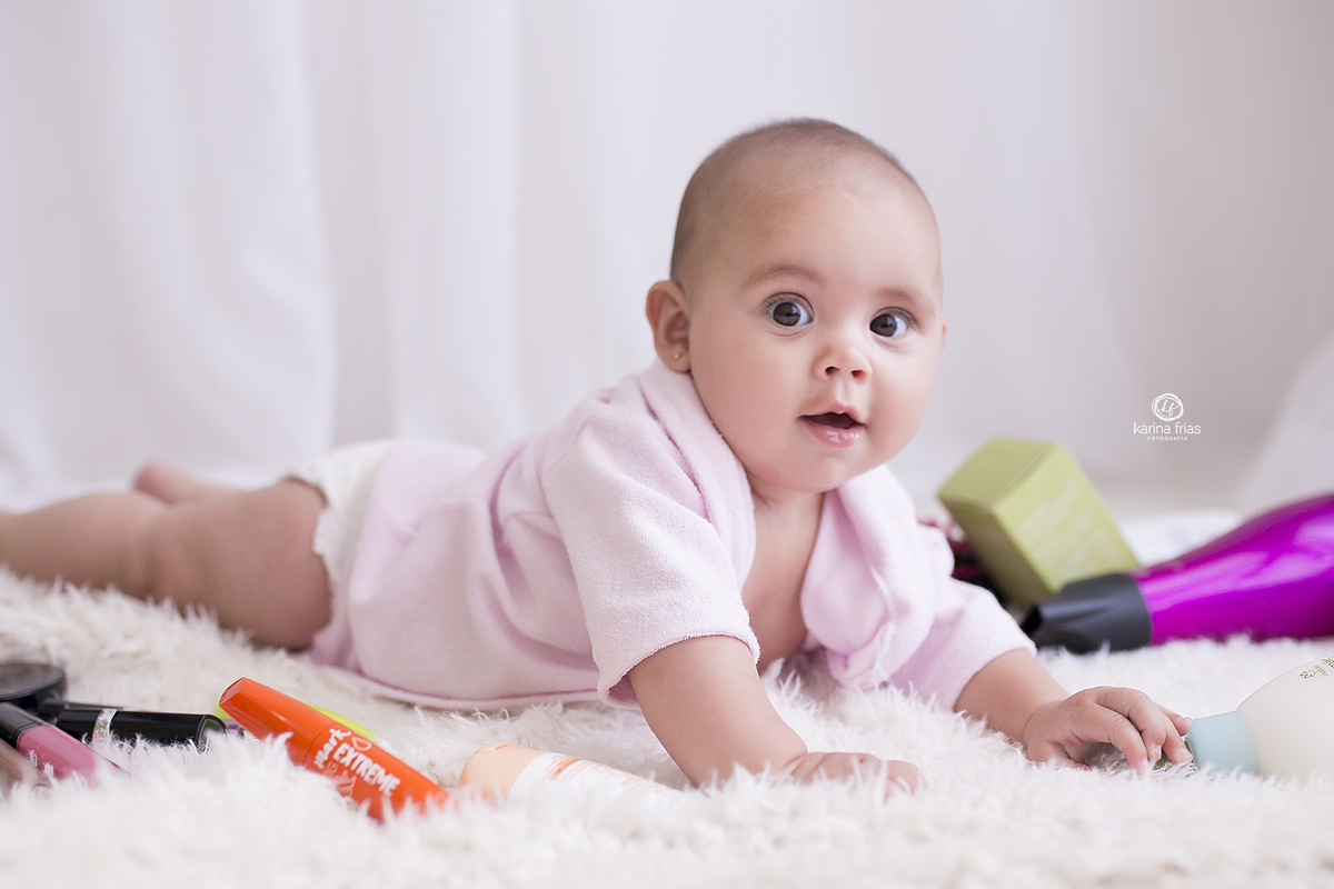 a menina olha para a fotografa de bebes de caxias do sul, karina frias
