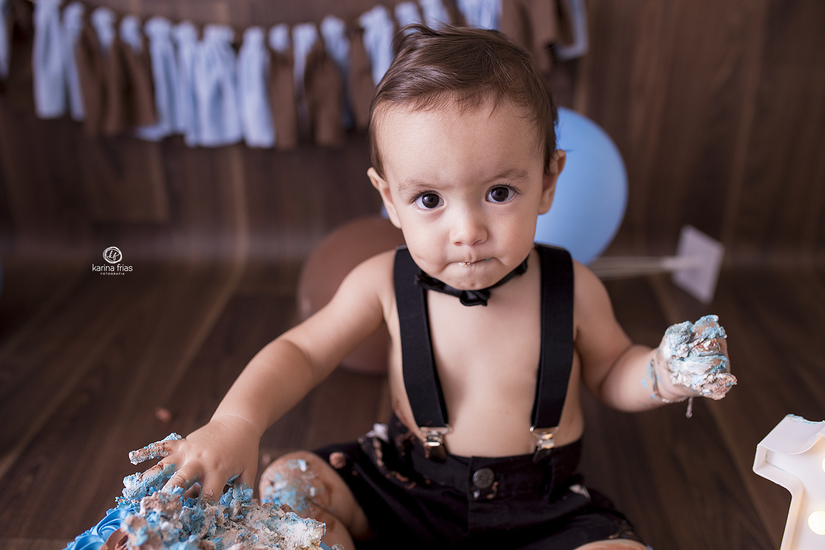 no ensaio de bolo, o bebe se suja