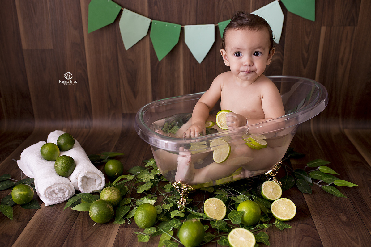 o bebe esta na banheira para as fotos infantis