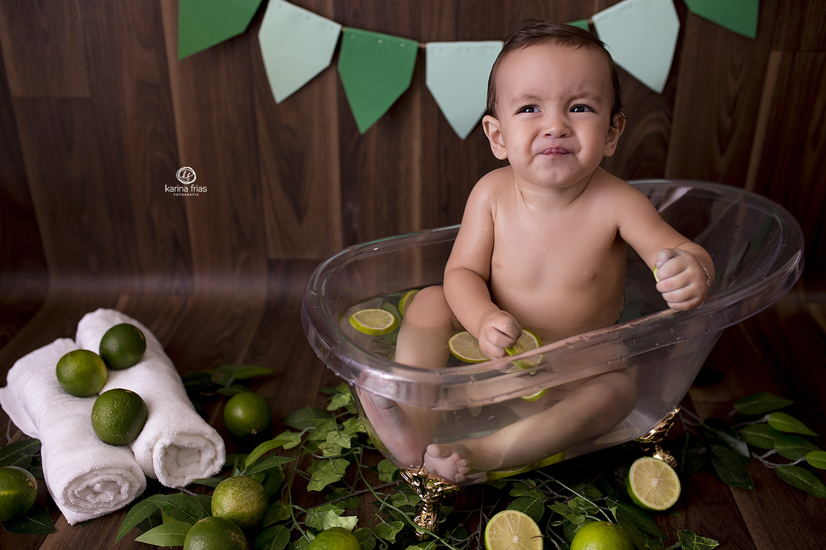 o bebe chupa o limao e faz cara feia