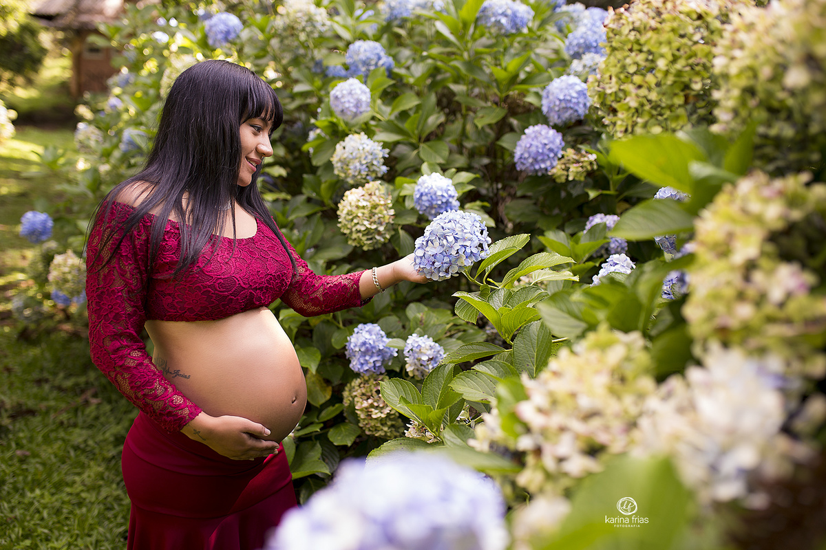 no ensaio de gestante a menina segura a flor