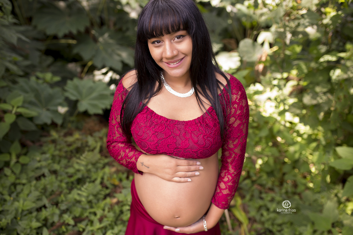 no ensaio de gestante, a modelo sorri