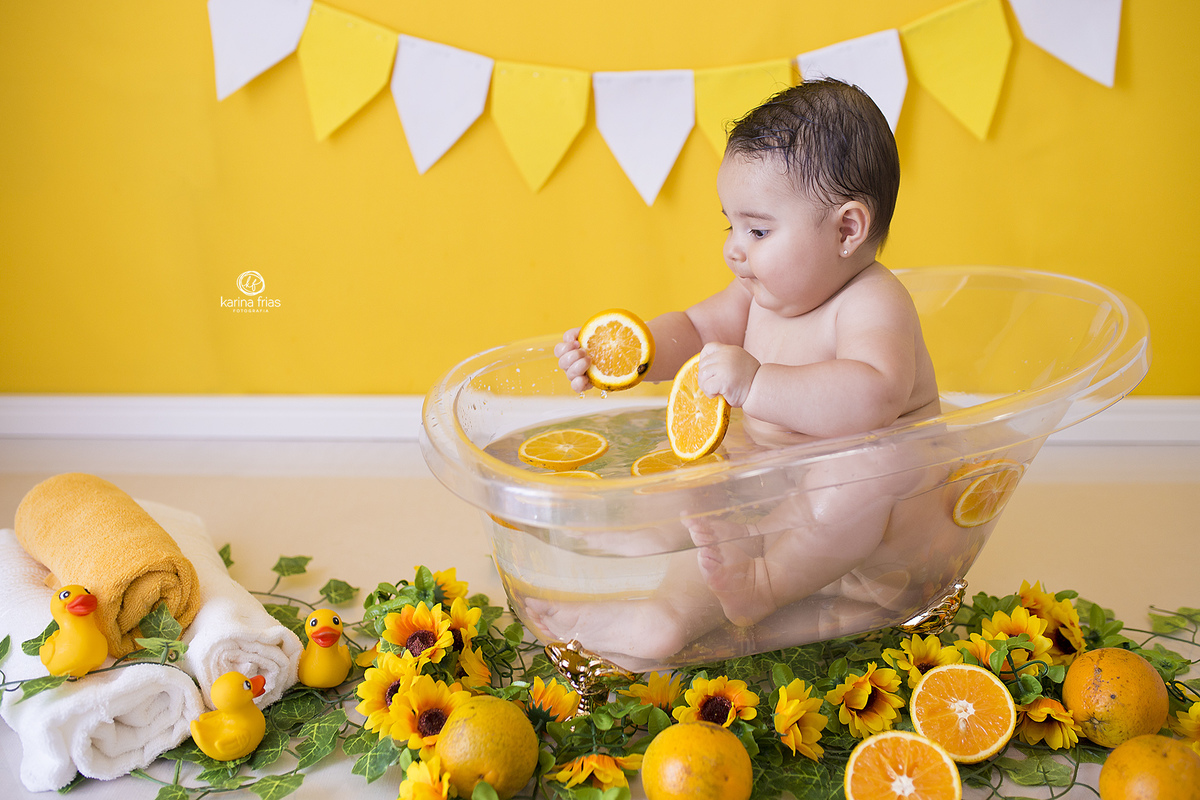 no acompanhamento mensal colocamos a menina na banheira