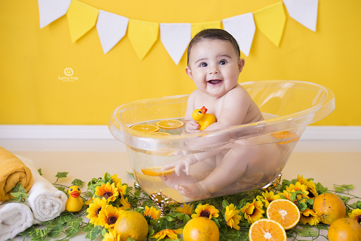 a menina olha para a fotografa de bebes de caxias do sul, karina frias