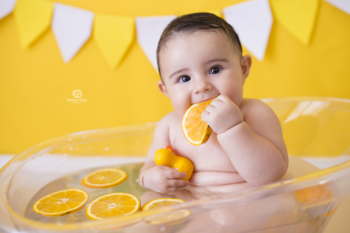 no ensaio infantil a menina sorri para a fotografa de caxias do sul
