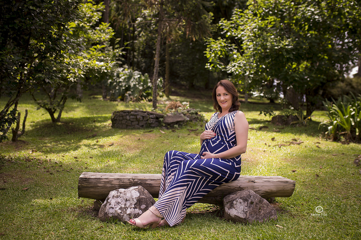 a modelo olha para a fotografa de gestante de caxias do sul, karina frias