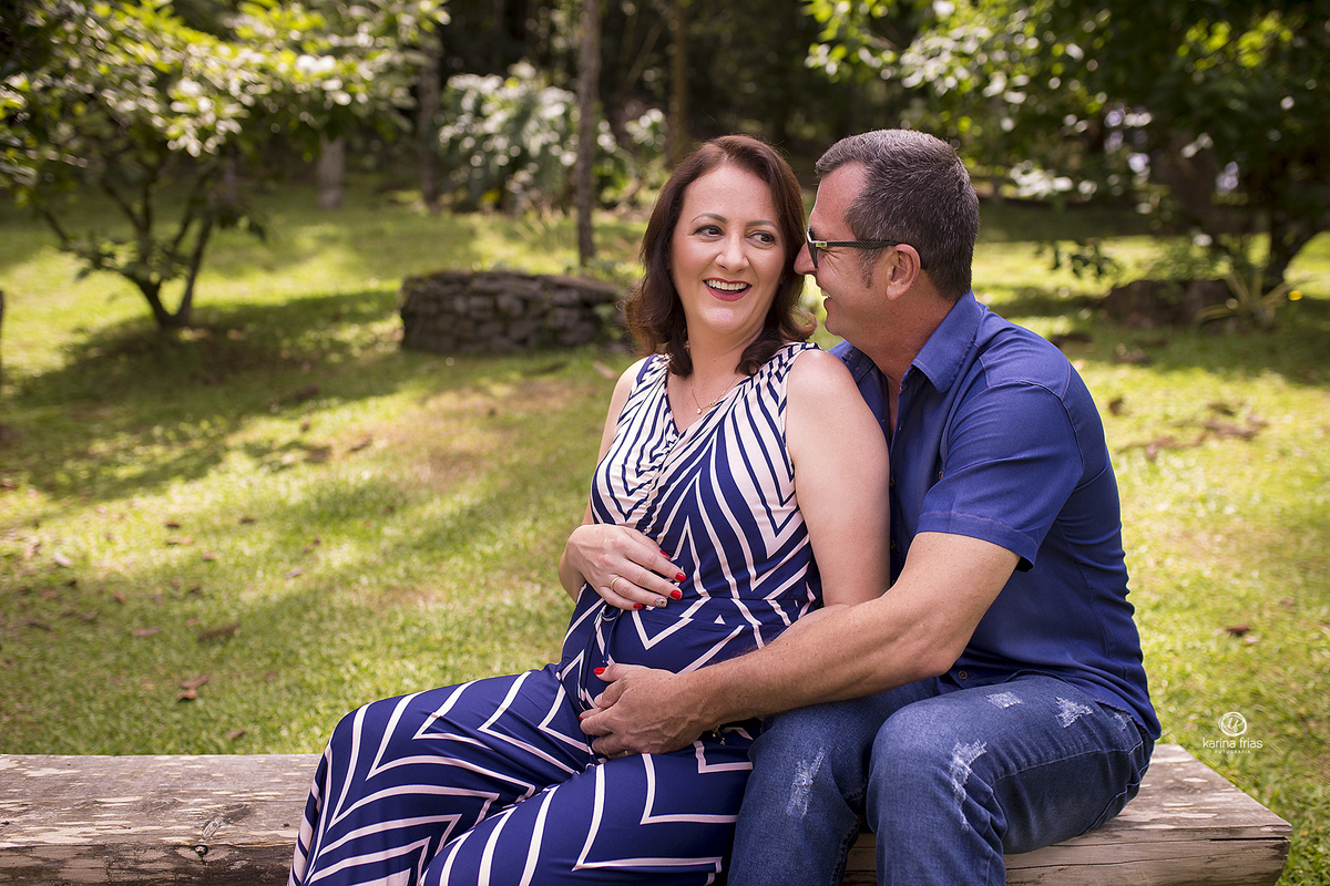 os pais sorriem durante ensaio de gestante