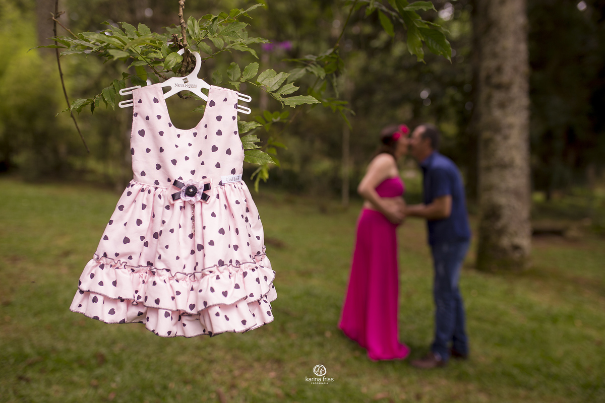 os pais se beijam ao fundo