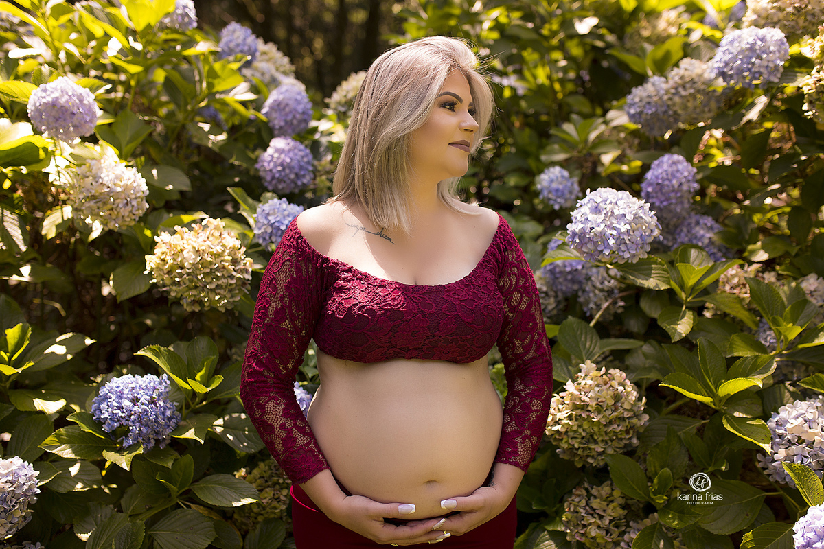 a gestante segura a barriga no ensaio externo