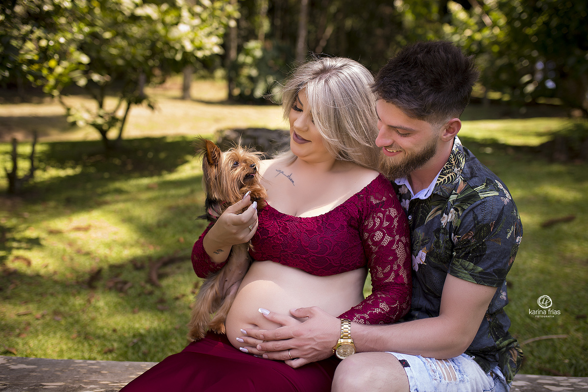 os pais levam a cachorrinha para as fotos da gestação