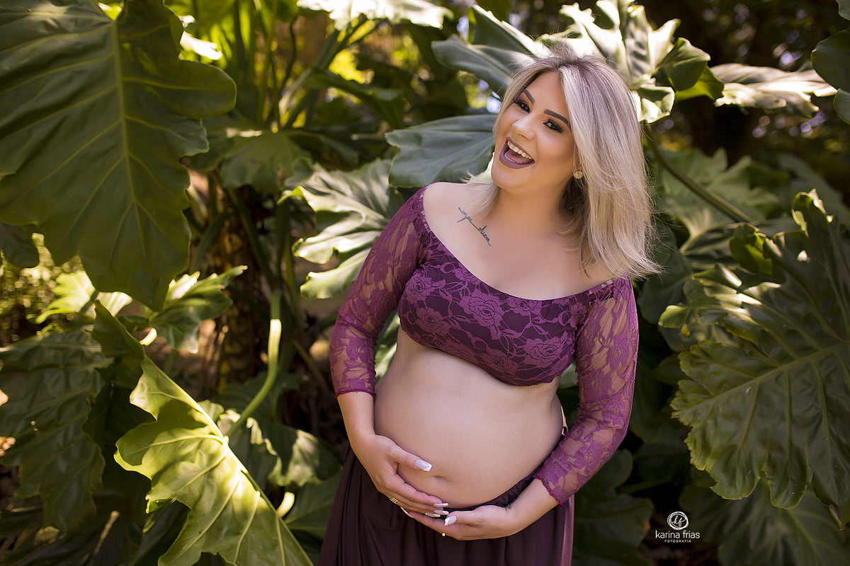 a gestante sorri para a fotografa de familia de caxias do sul