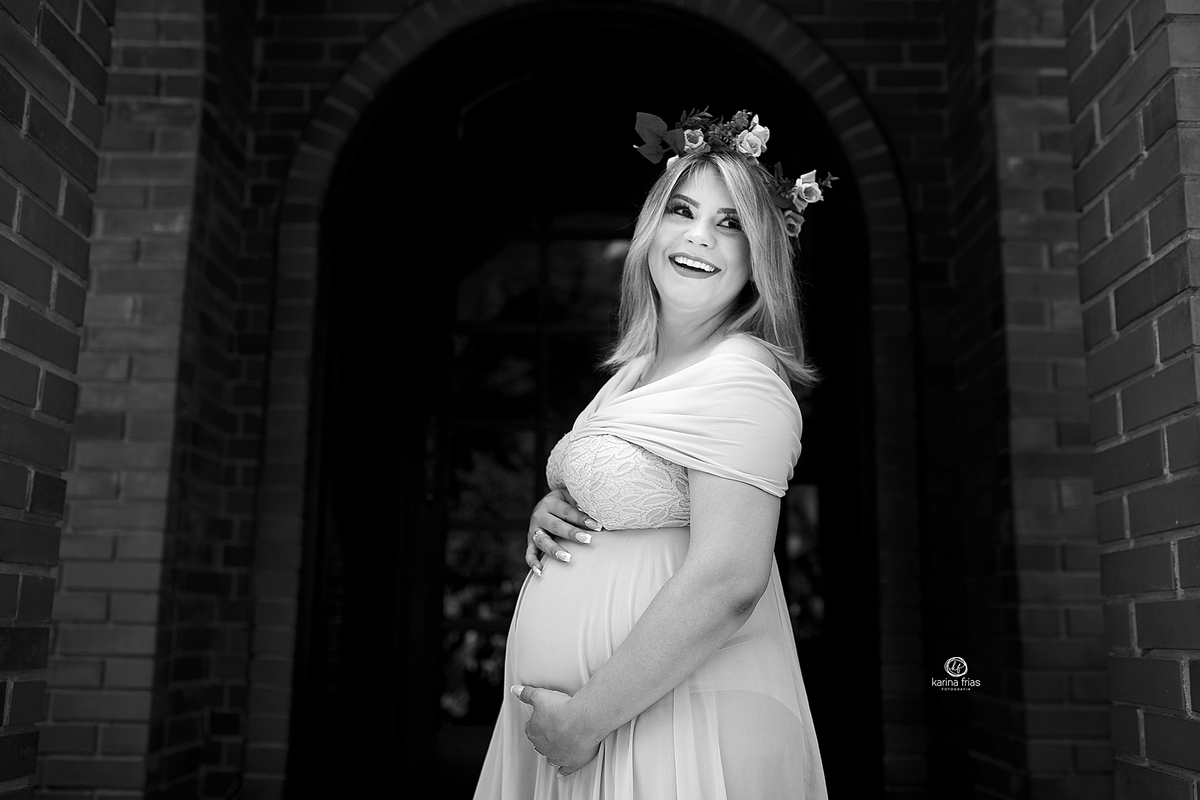 a gestante sorri para a fotografa de caxias do sul, karina frias