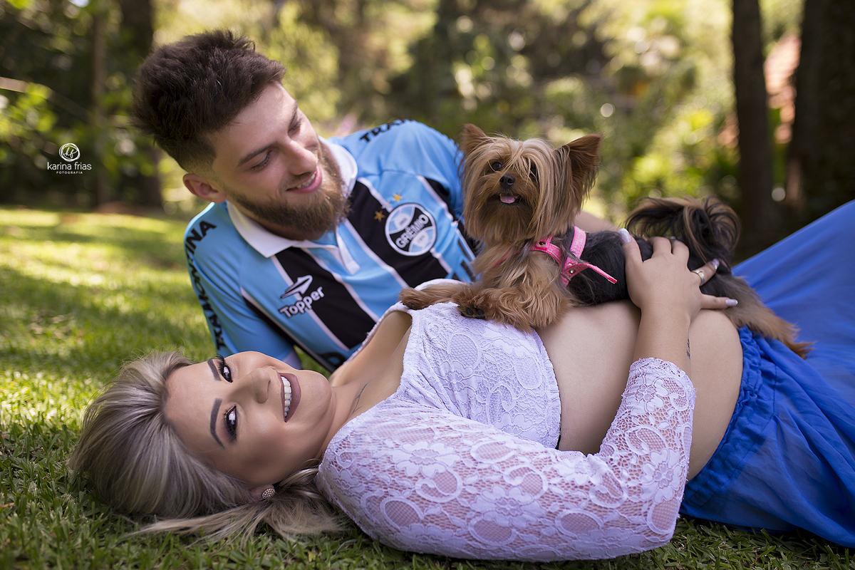 a cachorrinha fica em cima da barriga durante a sessão de fotos