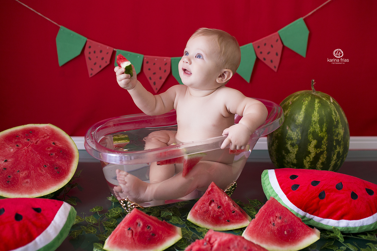 no ensaio infantil, o menino oferece a melancia