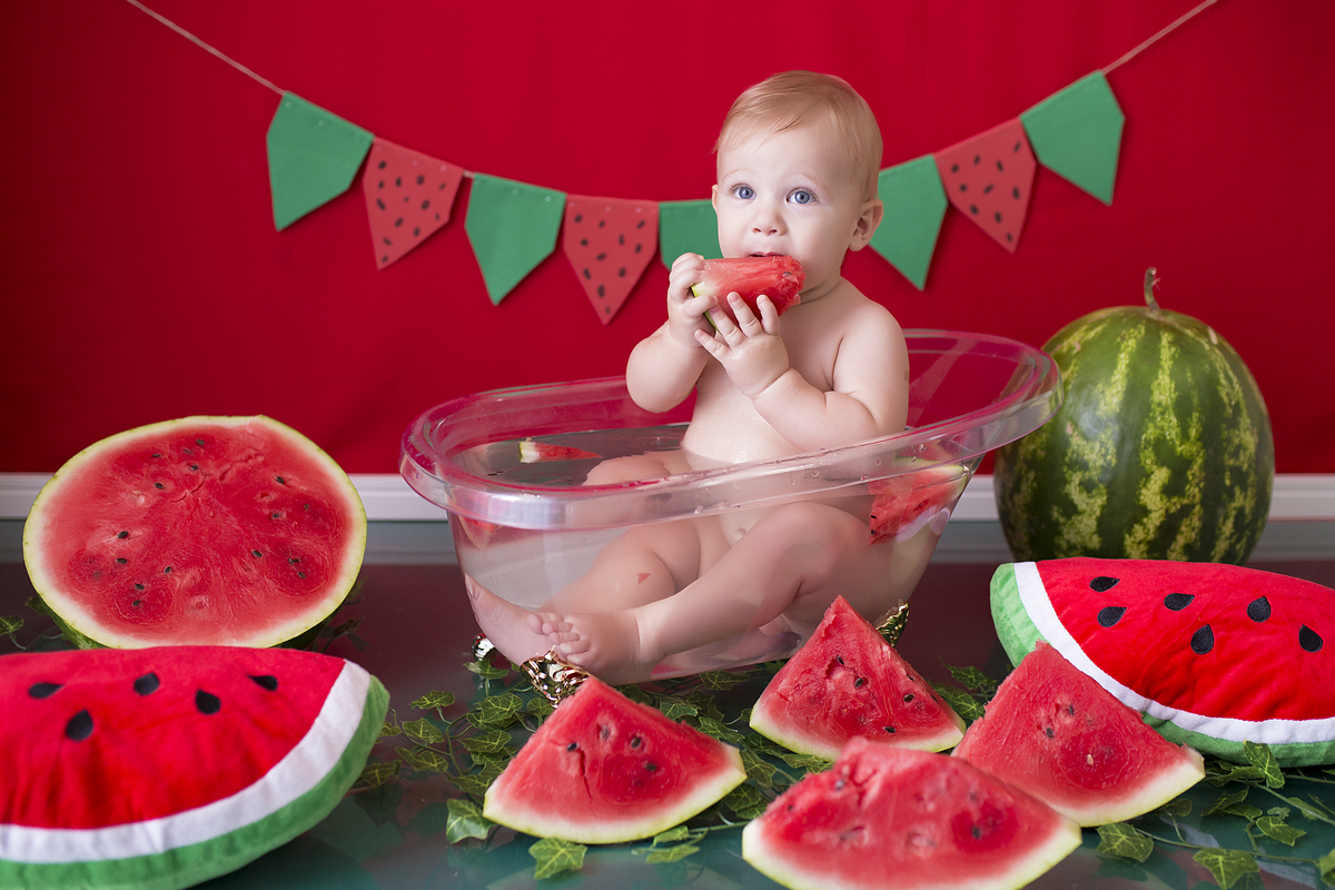 o menino come a melancia e a fotografa de bebe registra o momento