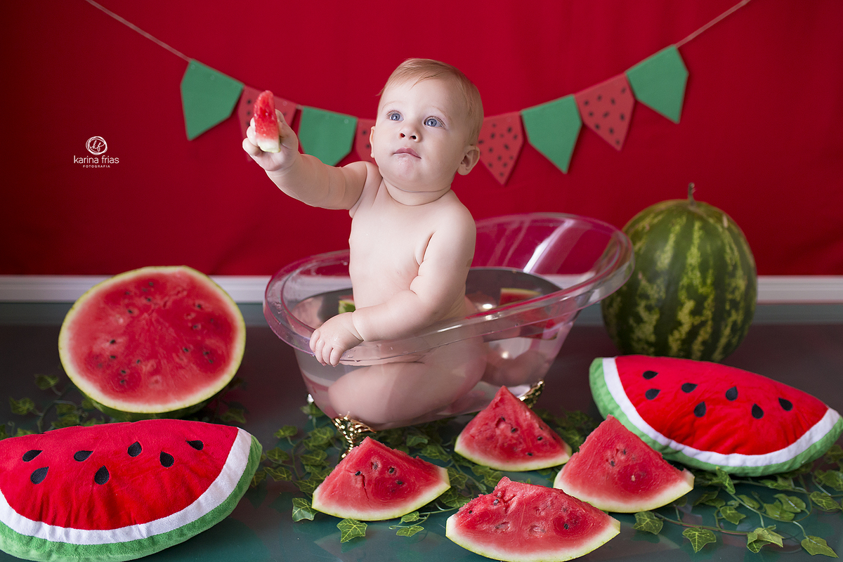 o bebe mostra a melancia durante ensaio