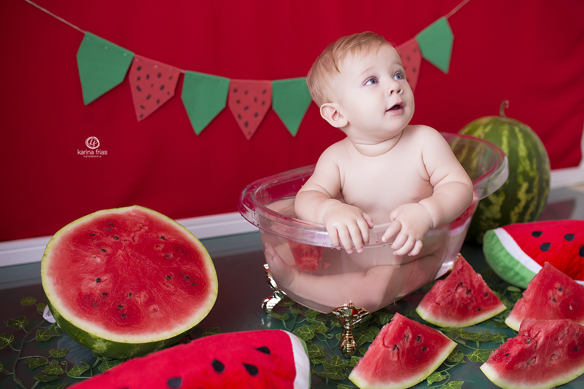 no ensaio infantil, o bebe esta dentro da banheira