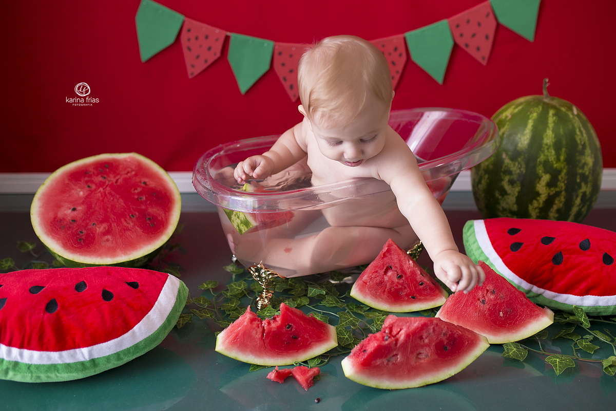 o menino tenta pegar a melancia durante ensaio