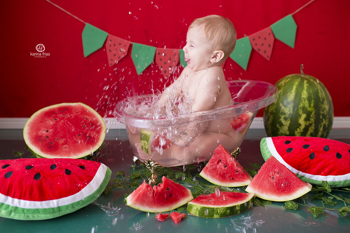 o bebe bate na agua durante ensaio infantil