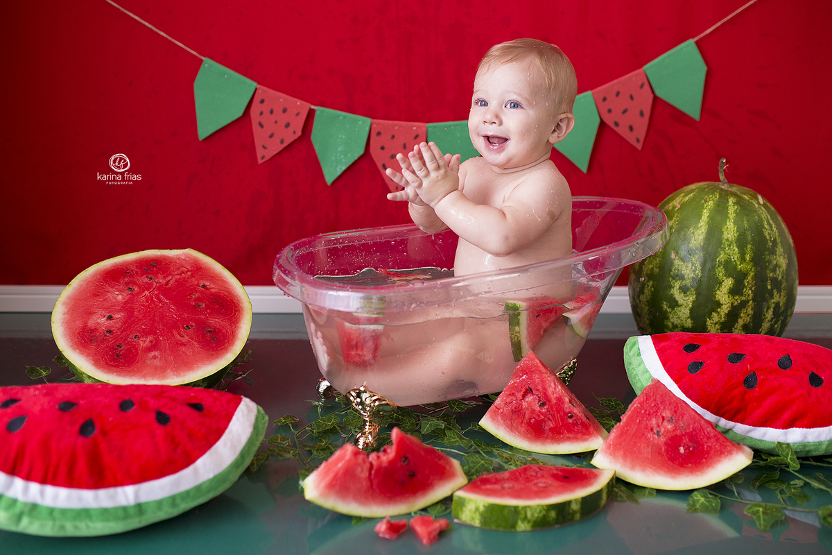 o menino bate palmas no ensaio