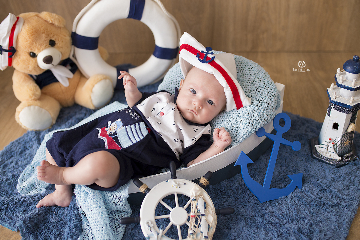no ensaio infantil vestimos o bebe de marinheiro