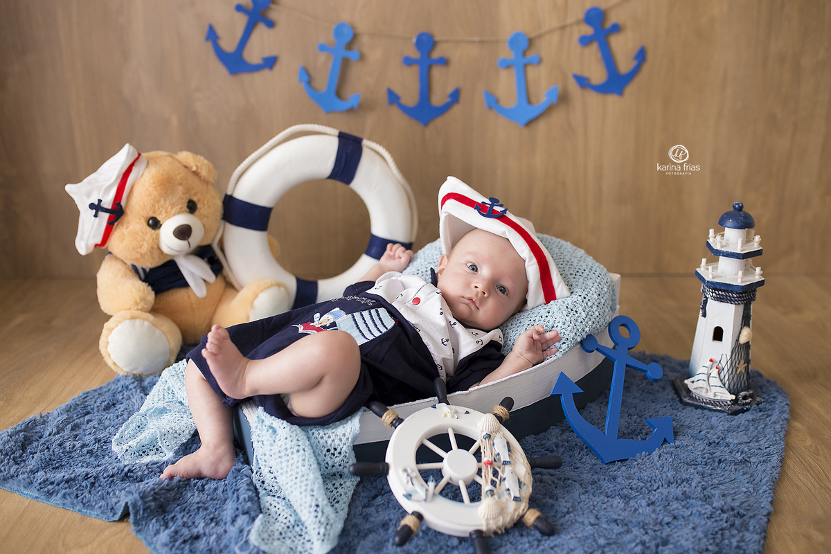 o menino esta deitado para as fotos de acompanhamento mensal