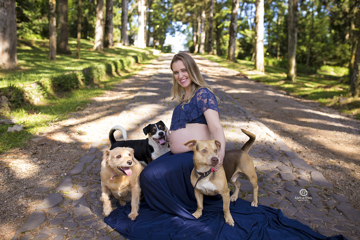 a gestante levou seus cães para o ensaio externo