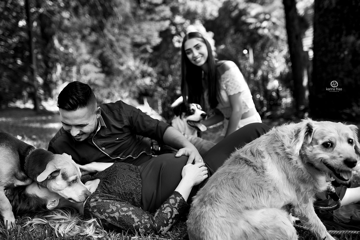 a familia tenta se ajeitar para as fotos externas de gestante