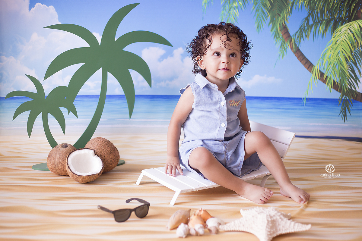 a menina esta sentada na cadeira para as fotos infantis