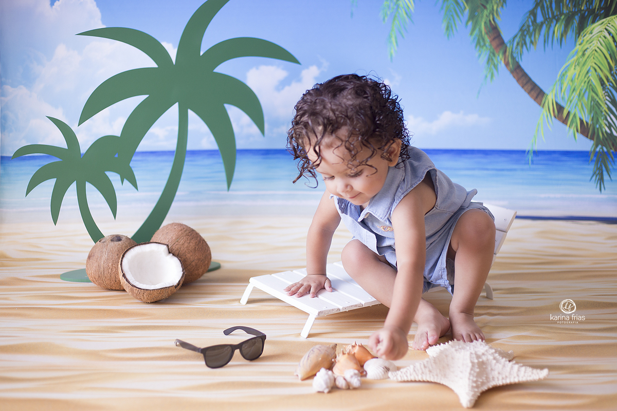 no ensaio infantil a menina pega as conchas