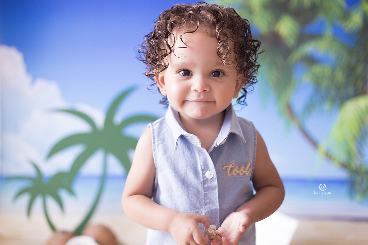 a menina olha para a fotografa de crianças de caxias do sul, karina frias