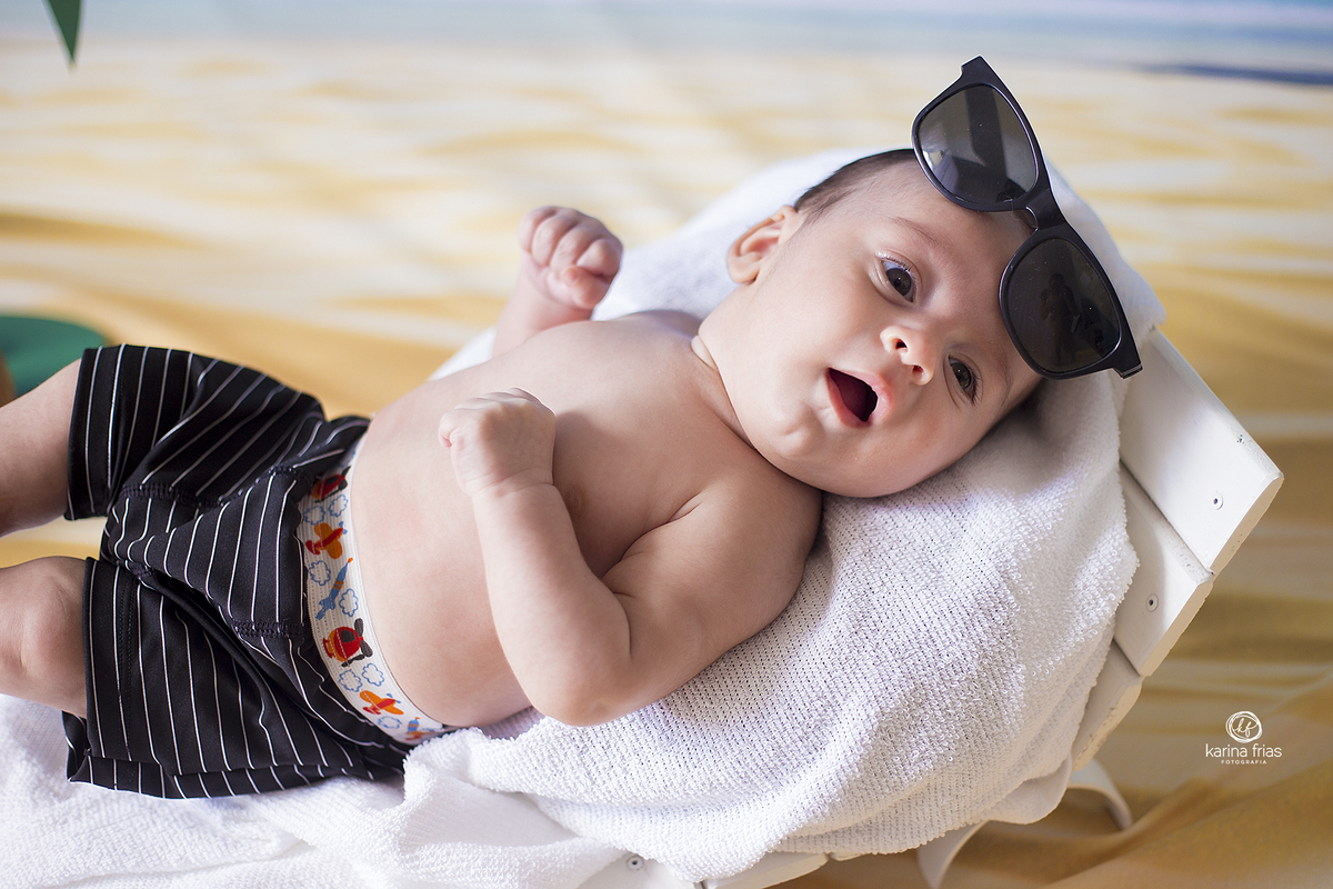 no ensaio infantil colocamos o oculos na cabeça do bebe