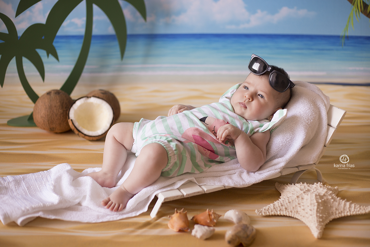 a menina olha para a fotografa de bebes de caxias do sul, karina frias