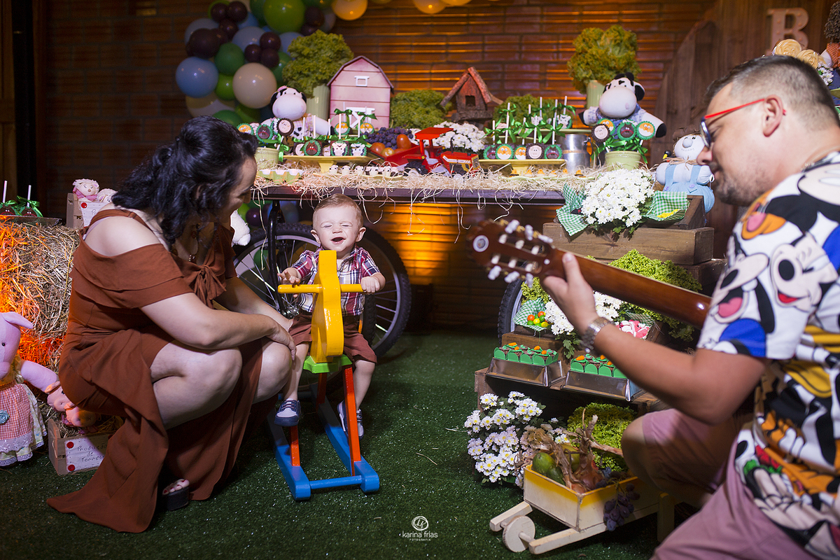 o menino gosta das musicas tocadas no violao