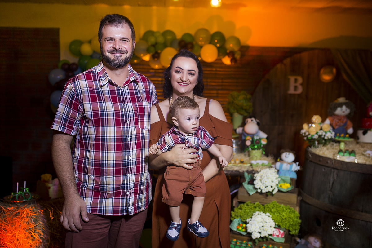 os pais posam para as fotos do aniversario