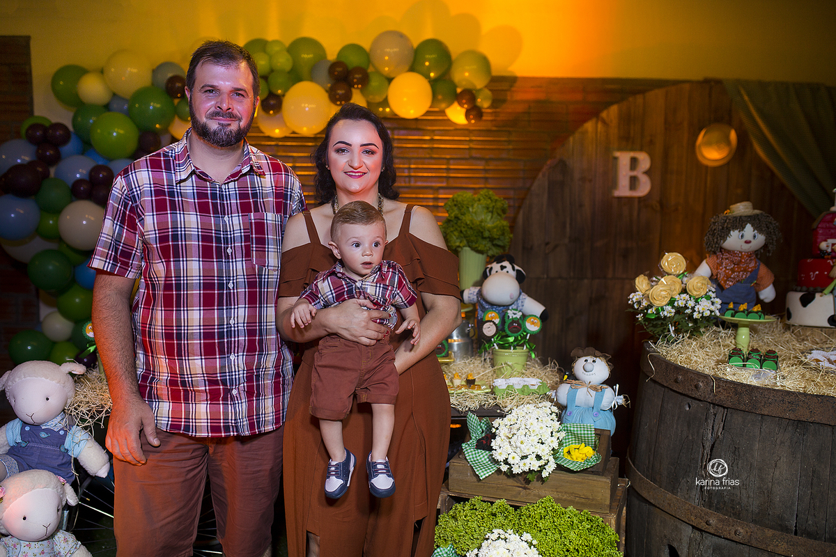 no aniversario em caxias do sul, os pais ficam frente a mesa de doces