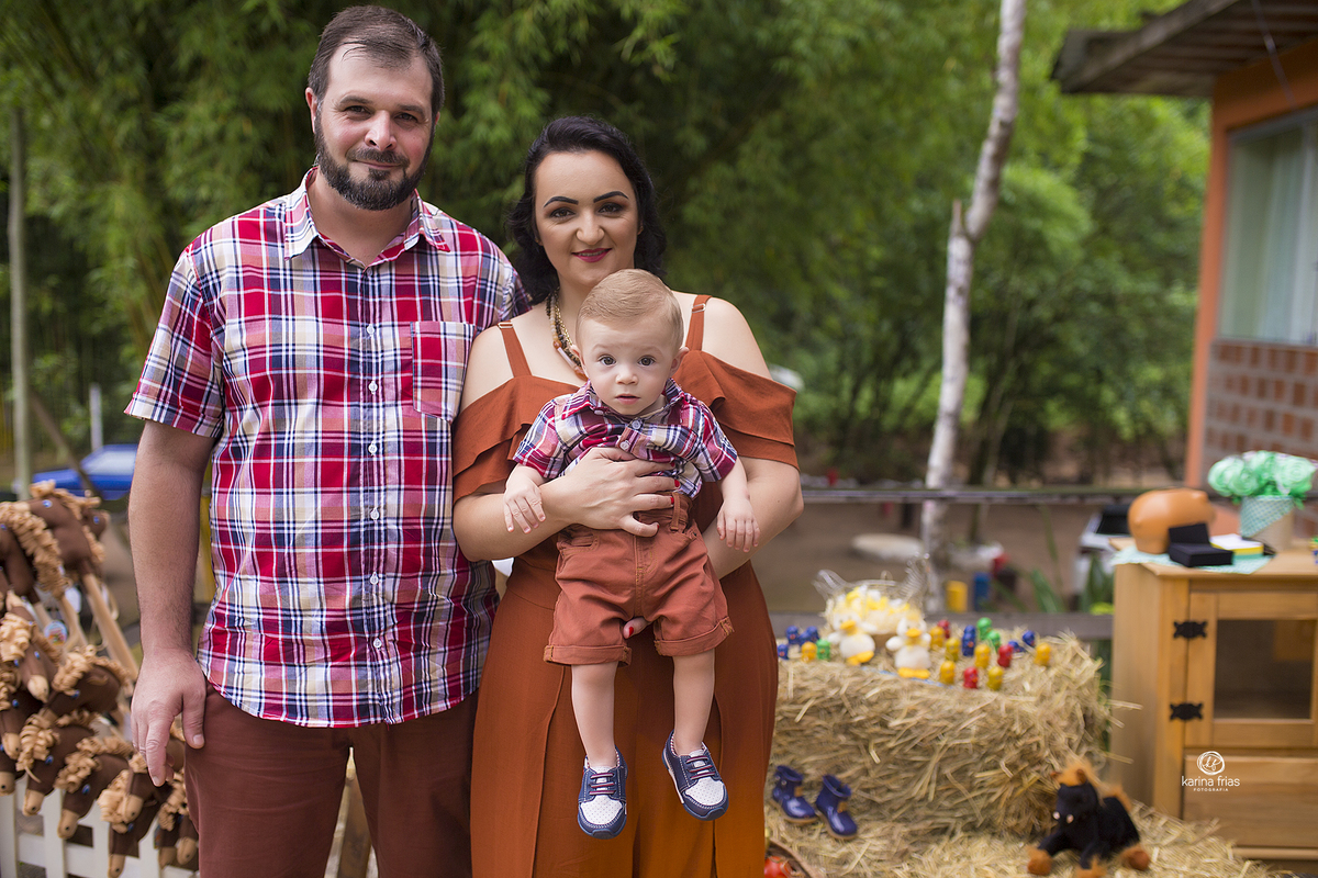 os pais posam para a fotografa de crianças de caxias do sul, karina frias