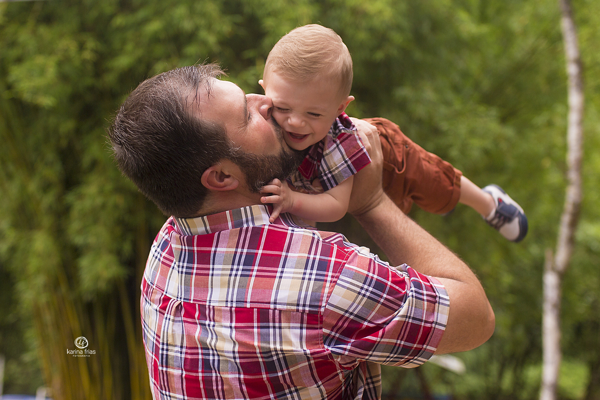 o pai beija o filho durante a festa
