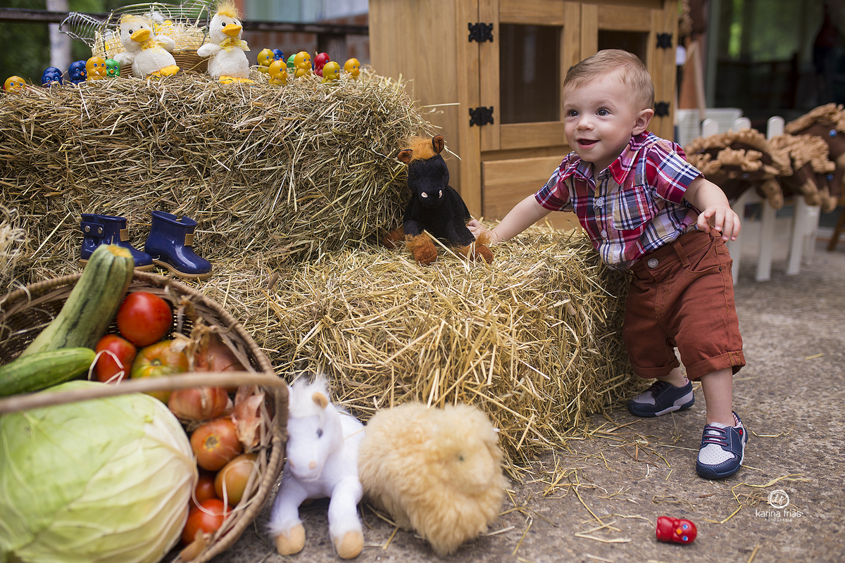 a criança sorri para a fotografa de caxias do sul, karina frias