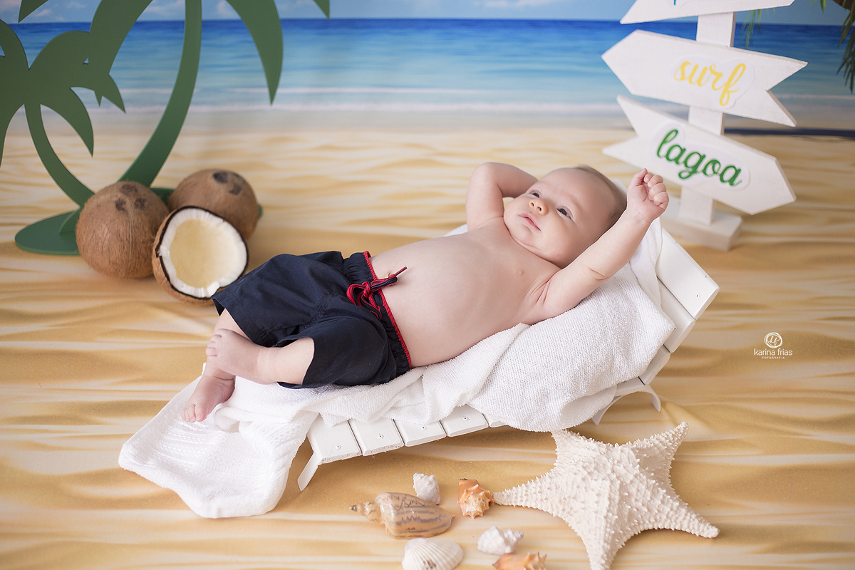 o bebe se espreguiça durante ensaio infantil