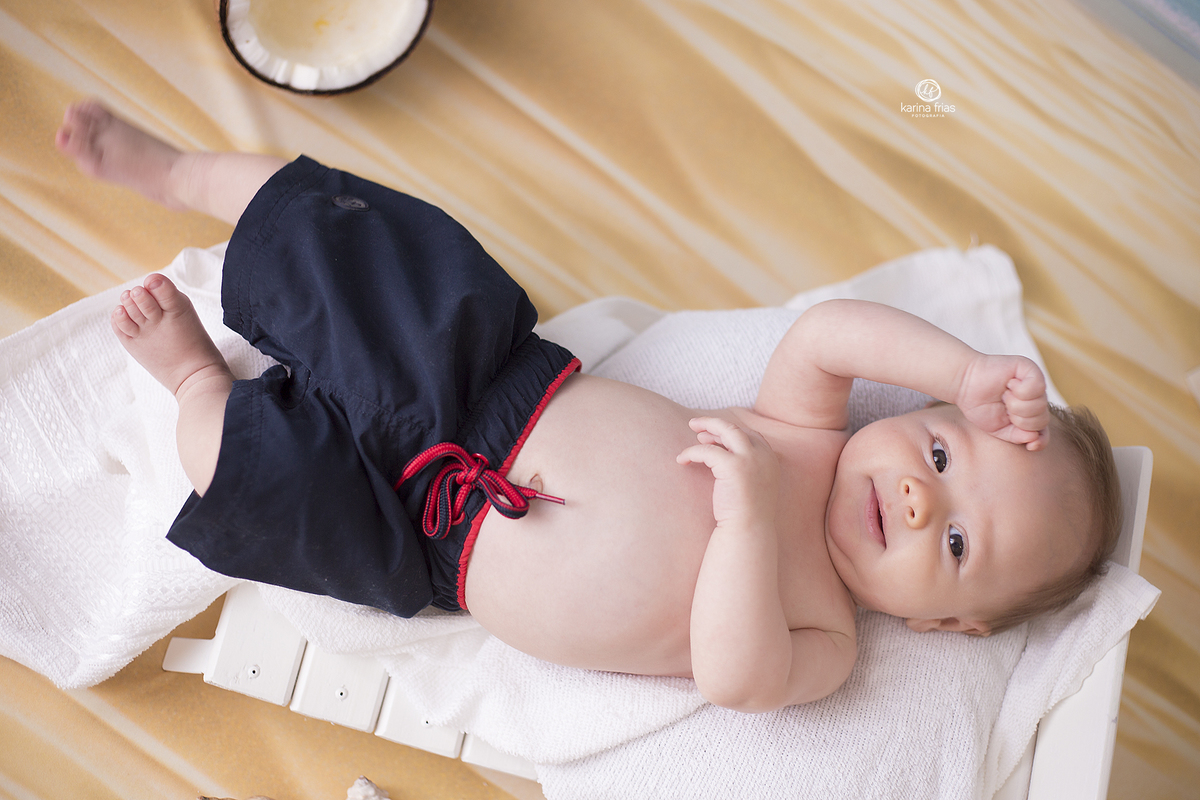 o menino olha para a fotografa de bebes, karina frias