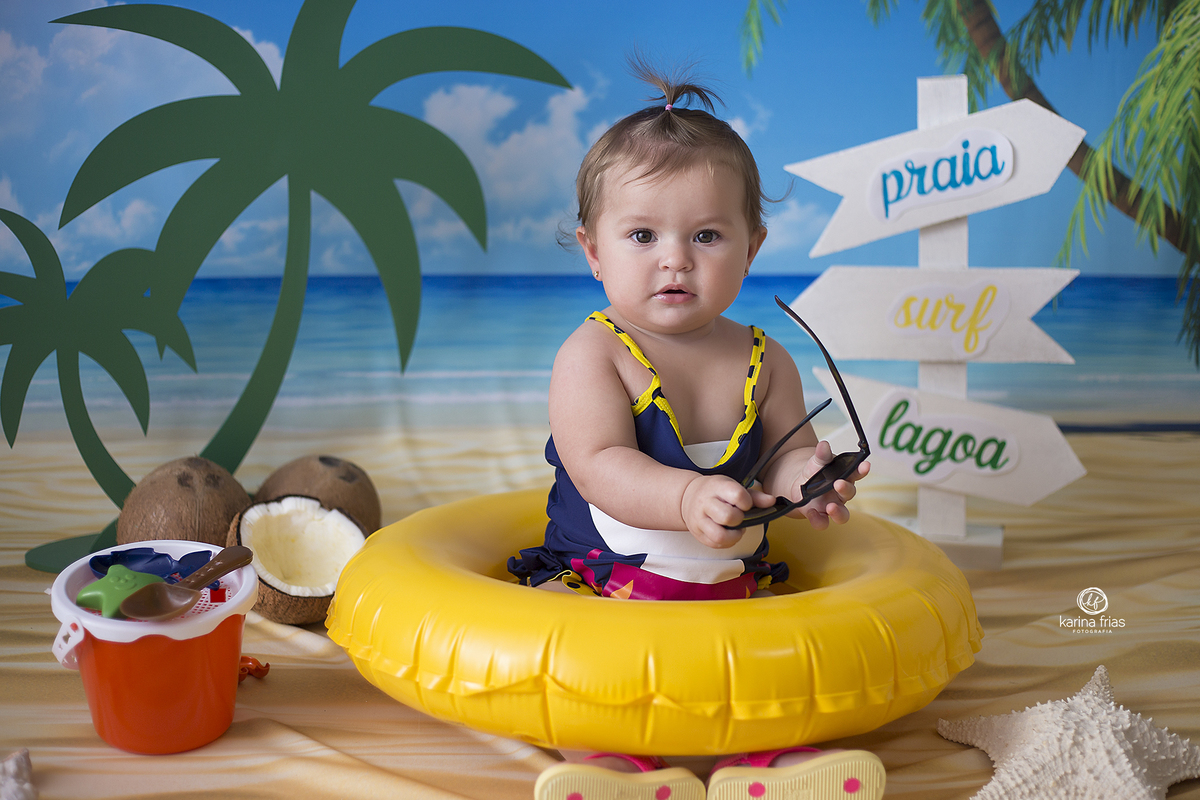 no acompanhamento mensal a menina segura os oculos