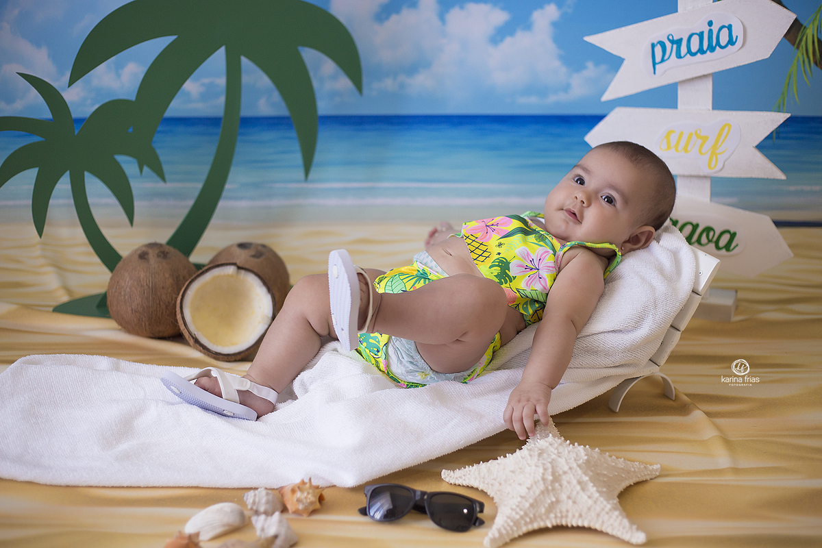 a menina esta deitada para as fotos do acompanhamento mensal 