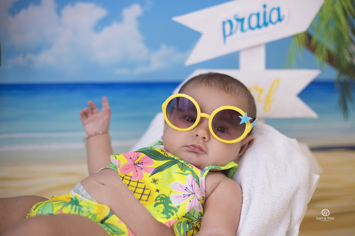 a menina olha para a fotografa de familia de caxias do sul, karina frias