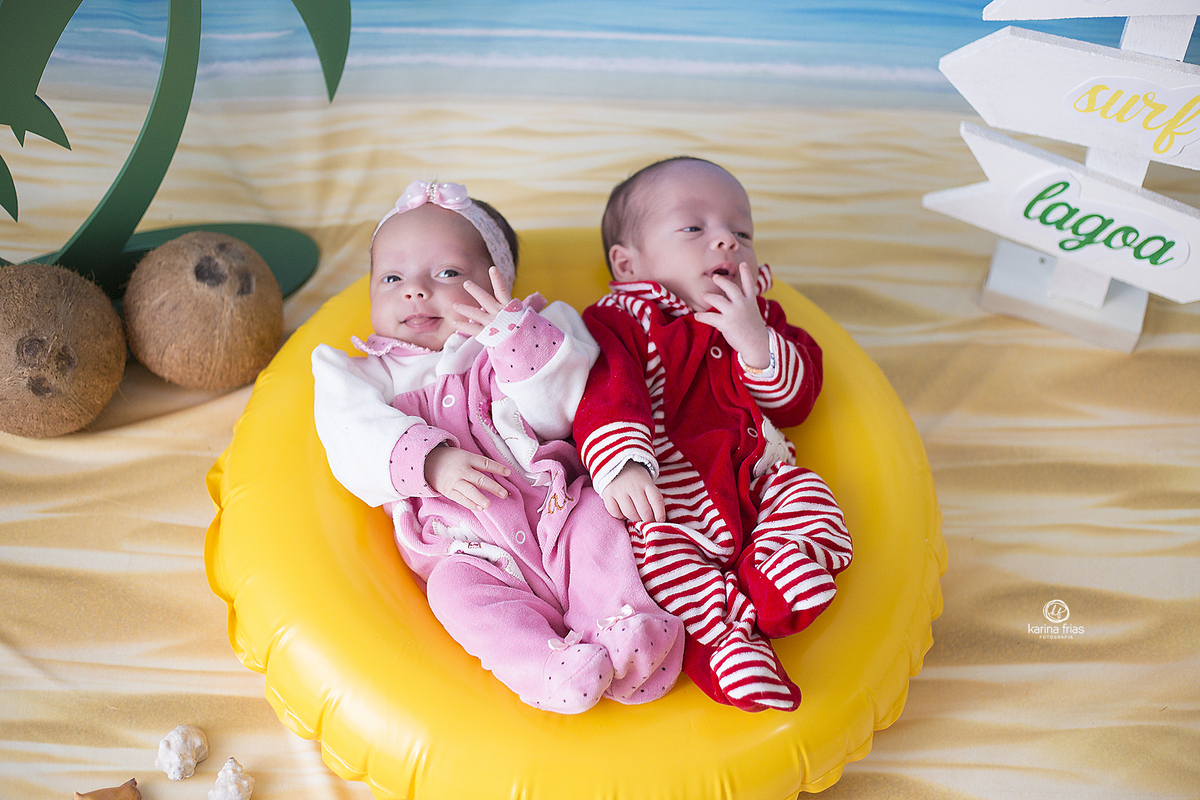 os bebes estao deitados dentro da boia para as fotos do acompanhamento mensal