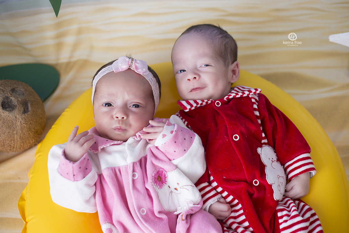 as crianças olham para a  fotografa de bebes de caxias do sul-rs