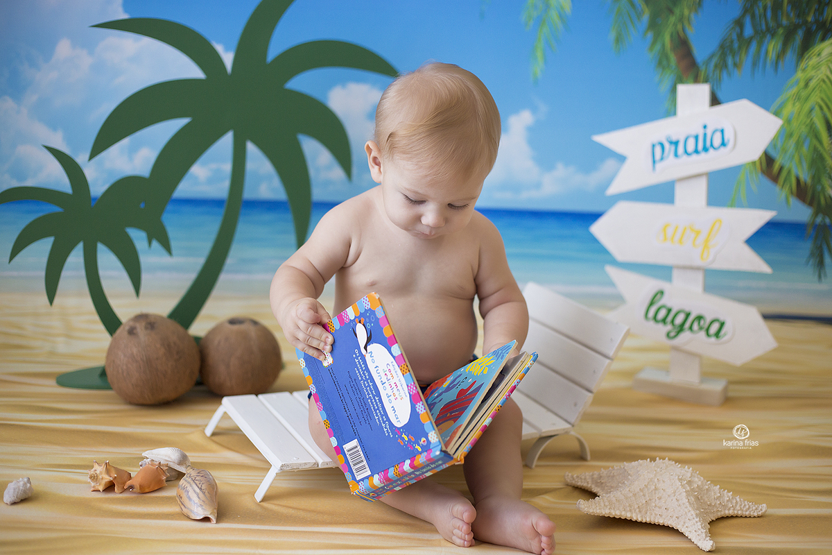 no ensaio infantil, o bebe le o livro