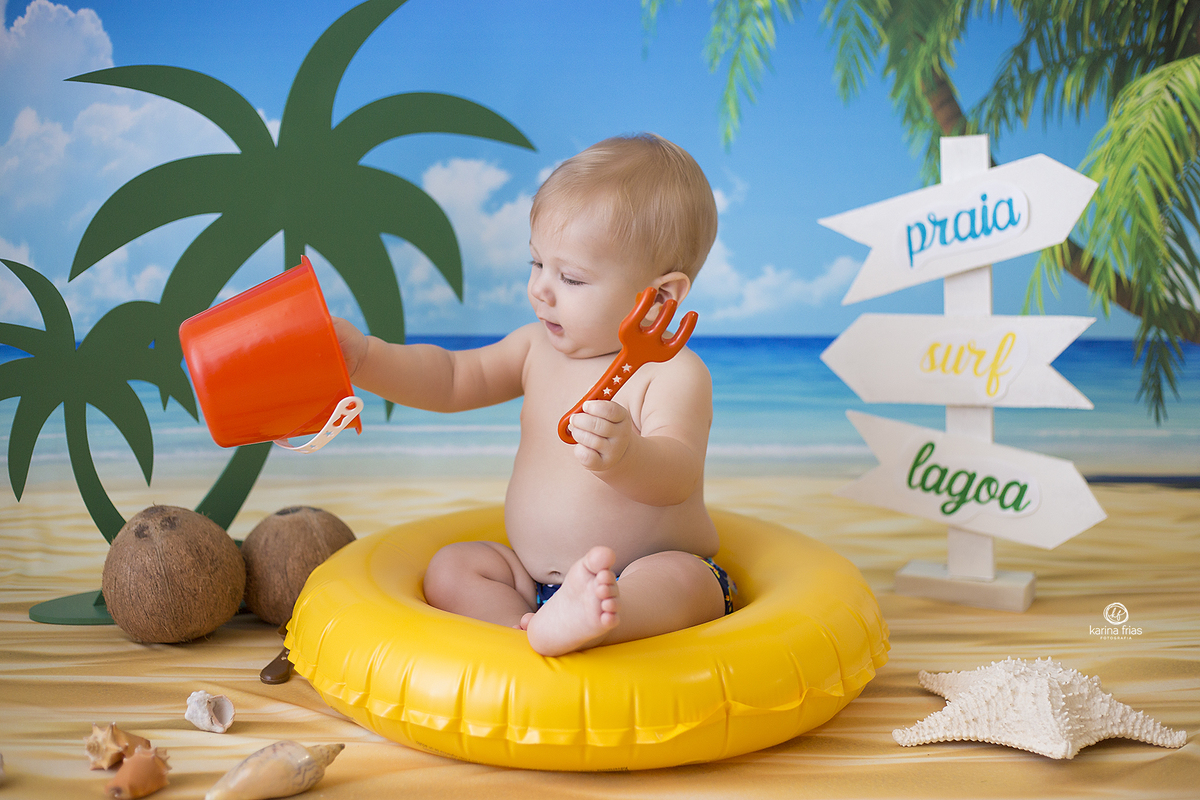 o menino brinca durante sessão de acompanhamento mensal