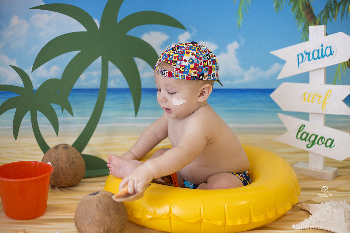 a criança brinca na sessão infantil